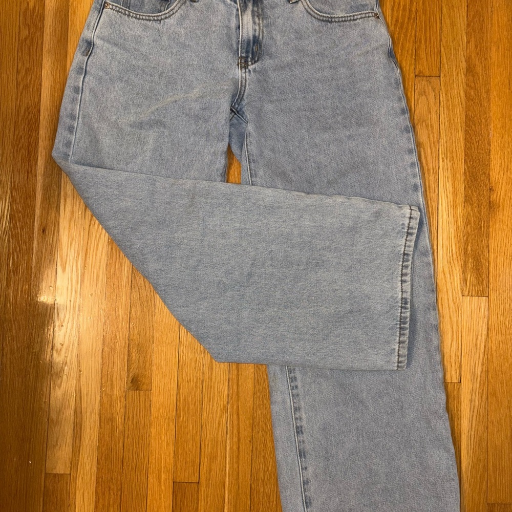 Edikted Petite Raelynn Washed Low Rise Jeans Light Washed